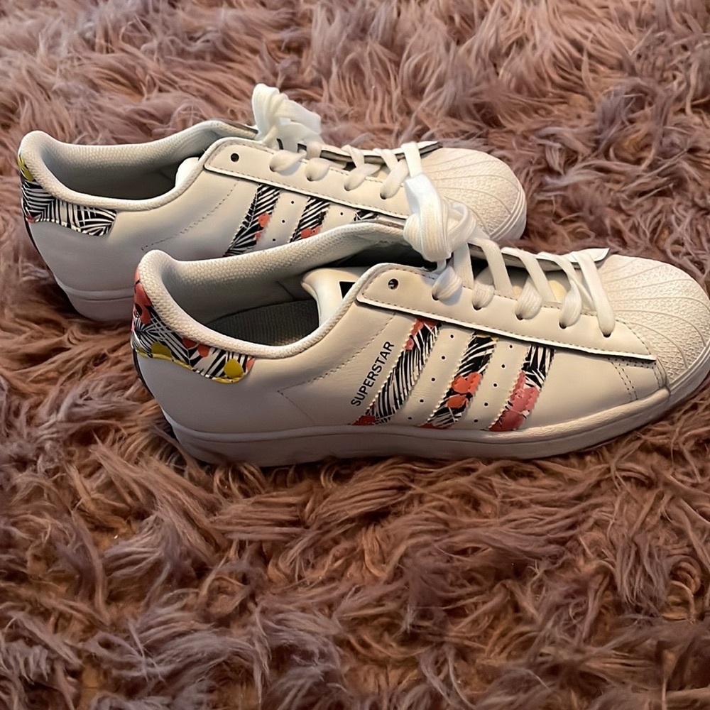 Very good cond  kids size 6 fits as 7 1/2 womens Addidas superstar design shoes